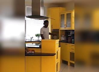 Il sodomise sa copine, juste à coté de tous ses colocataires !