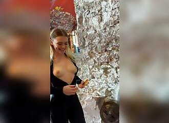 Elle exhibe ses nichons dans un bar bondé