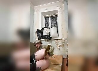 Cette soldat s'amuse avec ce qu'elle a sous la main (un obus)