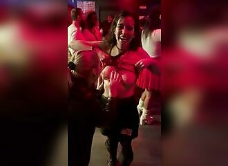 2 chicks go wild in a crowded pub