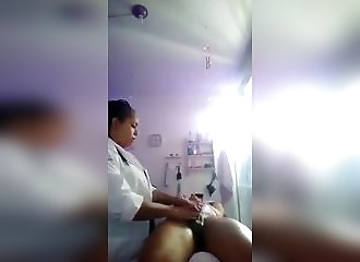 Cette masseuse se concentre uniquement sur sa bite !