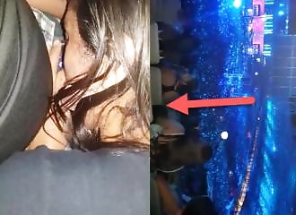 Elle suce son mec lors d'un concert !