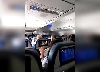 Elle se masturbe dans les toilettes de l'avion !