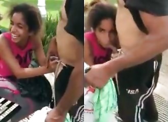 Elle suce devant tous ses amis dans la rue !