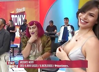 Présentatrice exhibe son gros nichon à l'antenne!