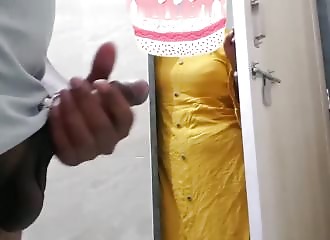 La femme de ménage me surprend et accepte de me branler !